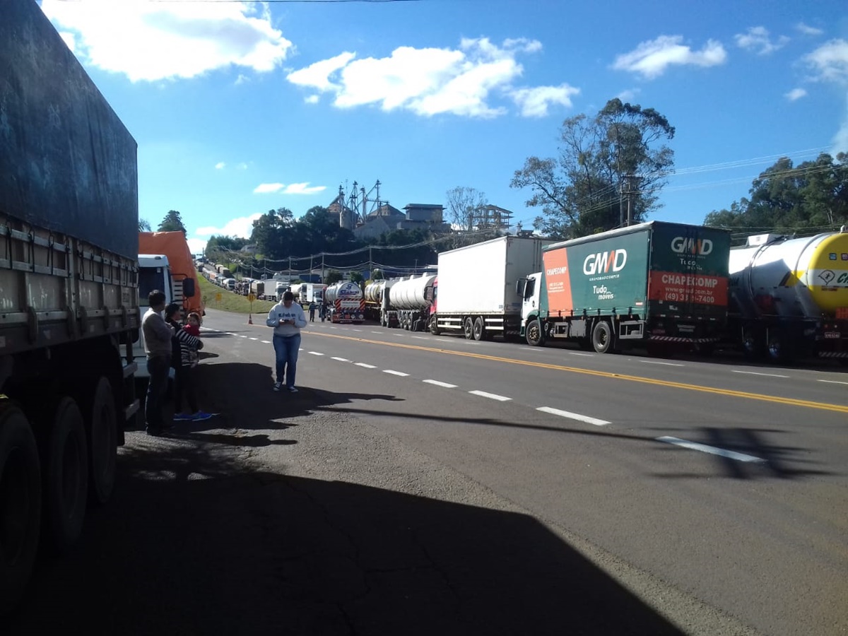 Ir para  <p><big>Movimento de greve dos caminhoneiros, em seu segundo dia, j&aacute; tem ades&atilde;o de 20 estados do Brasil e come&ccedil;a e causar desabastecimento e problemas em v&aacute;rios setores da...